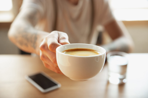 نوشیدن قهوه احساس سیری را تقویت میکند و اشتهای کاذب را کاهش می دهد.