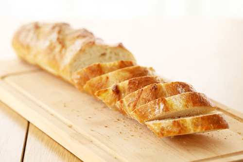 نان گندم دارای مقدار زیادی کربوهیدرات است که میتوان به عنوان غذای انرژی زا قبل تمرین استفاده کرد.
