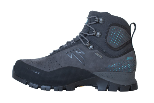 کفش مناسب کوهنوردی باید ضد آب و مقاوم در برابر ضربه باشد.